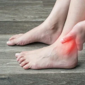 كيفية علاج التواء الكاحل في المنزل 5 علاجات فعّالة