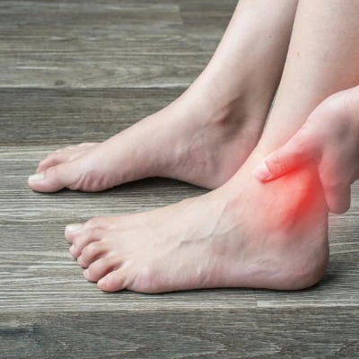 كيفية علاج التواء الكاحل في المنزل 5 علاجات فعّالة